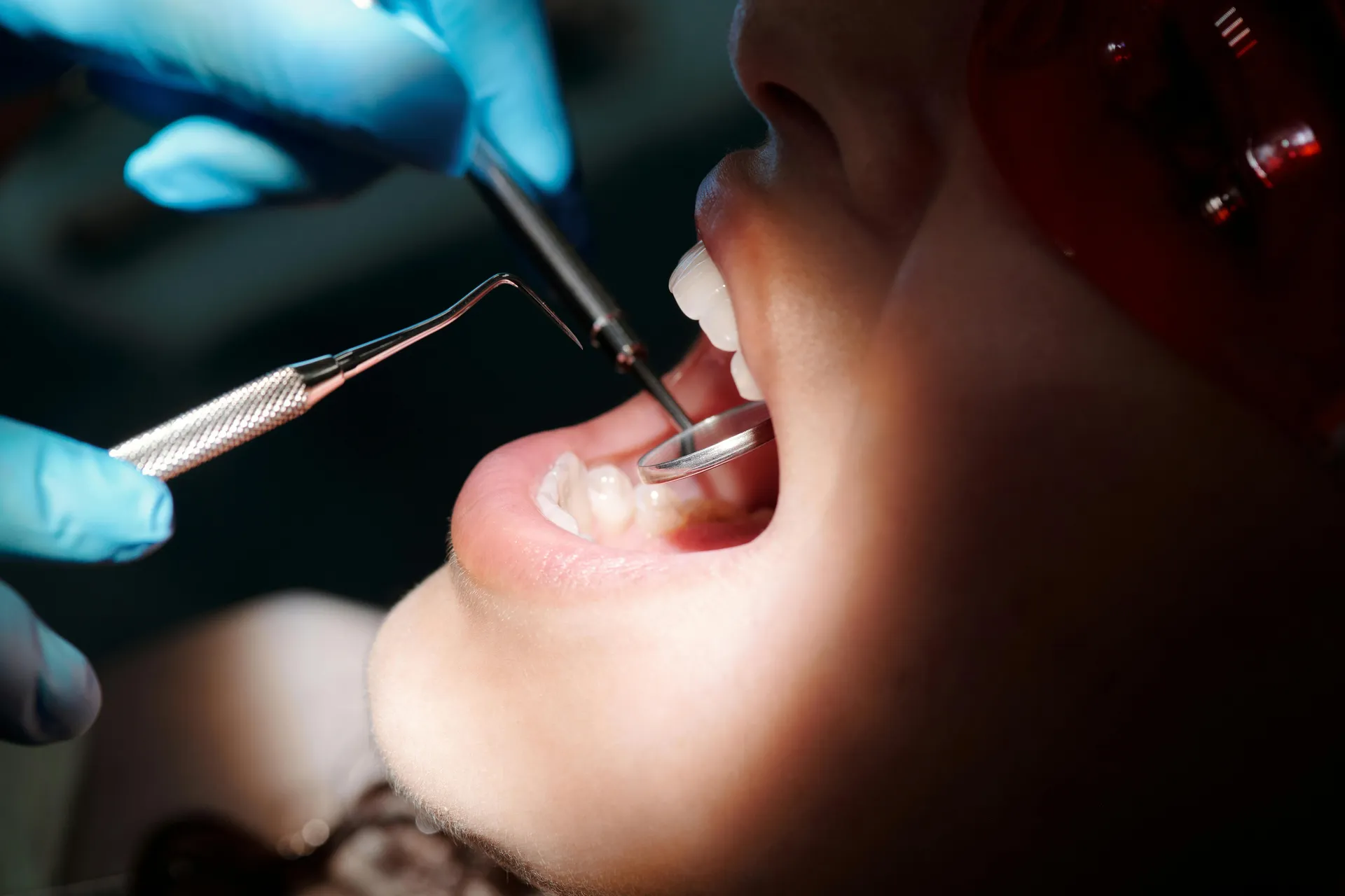 Dentista revisando boca
